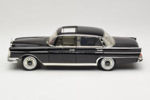 Mercedes 300 SE W112 Black Metallic Revell 1:18 08910 Pressofusione — immagine 4 di 8