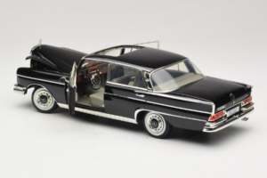 Mercedes 300 SE W112 Black Metallic Revell 1:18 08910 Pressofusione — immagine 5 di 8