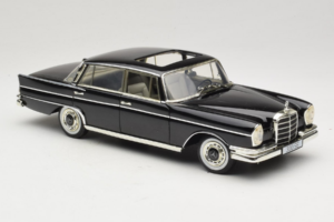 Mercedes 300 SE W112 Black Metallic Revell 1:18 08910 Pressofusione — immagine 6 di 8