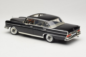 Mercedes 300 SE W112 Black Metallic Revell 1:18 08910 Pressofusione — immagine 7 di 8