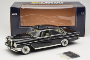 Mercedes 300 SE W112 Black Metallic Revell 1:18 08910 Pressofusione — immagine 8 di 8