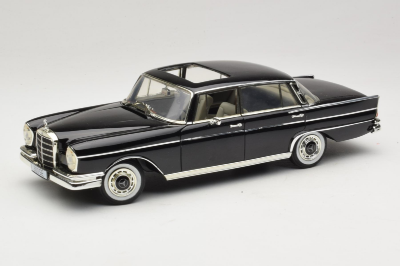 Mercedes 300 SE W112 Black Metallic Revell 1:18 08910 Pressofusione