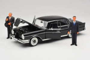 Mercedes 300 SE Nero con Figure Revell 1:18 9050 Pressofusione — immagine 2 di 9