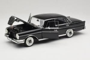 Mercedes 300 SE Nero con Figure Revell 1:18 9050 Pressofusione — immagine 3 di 9