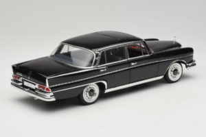 Mercedes 300 SE Nero con Figure Revell 1:18 9050 Pressofusione — immagine 4 di 9