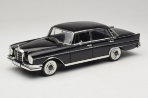 Mercedes 300 SE Nero con Figure Revell 1:18 9050 Pressofusione
