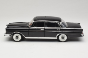 Mercedes 300 SE Nero con Figure Revell 1:18 9050 Pressofusione — immagine 5 di 9