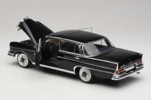 Mercedes 300 SE Nero con Figure Revell 1:18 9050 Pressofusione — immagine 6 di 9