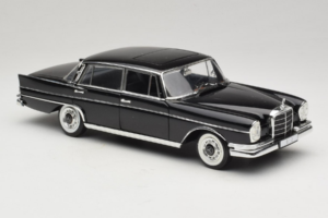 Mercedes 300 SE Nero con Figure Revell 1:18 9050 Pressofusione — immagine 7 di 9