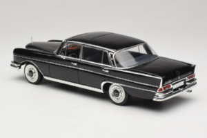 Mercedes 300 SE Nero con Figure Revell 1:18 9050 Pressofusione — immagine 8 di 9