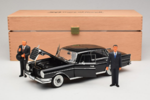 Mercedes 300 SE Nero con Figure Revell 1:18 9050 Pressofusione — immagine 9 di 9