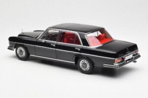 Mercedes 300 SEL 6.3 W109 Nero AUTOart 1:18 76140 Pressofusione — immagine 7 di 8