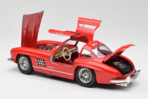 Mercedes 300 SL Rosso Bburago 1:18 3015 Pressofusione — immagine 5 di 8