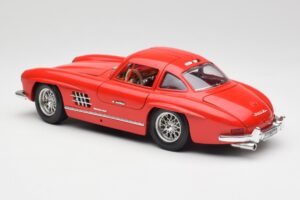Mercedes 300 SL Rosso Bburago 1:18 3015 Pressofusione — immagine 7 di 8