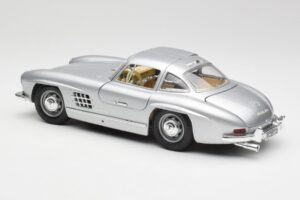 Mercedes 300 SL Argento Bburago 1:18 3013 Pressofusione — immagine 7 di 8
