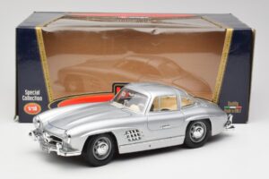 Mercedes 300 SL Argento Bburago 1:18 3013 Pressofusione — immagine 8 di 8