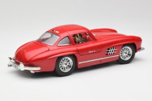 Mercedes 300 SL W198 Red Metallic Bburago 1:18 3013-M1 Pressofusione — immagine 3 di 8
