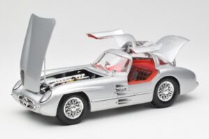 Mercedes 300 SLR Uhlenhaut Coupé Argento Maisto 1:18 536898 Pressofusione — immagine 2 di 8