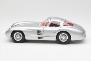 Mercedes 300 SLR Uhlenhaut Coupé Argento Maisto 1:18 536898 Pressofusione — immagine 4 di 8