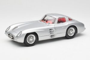 Mercedes 300 SLR Uhlenhaut Coupé Argento Maisto 1:18 536898 Pressofusione