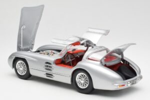 Mercedes 300 SLR Uhlenhaut Coupé Argento Maisto 1:18 536898 Pressofusione — immagine 5 di 8