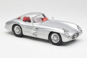 Mercedes 300 SLR Uhlenhaut Coupé Argento Maisto 1:18 536898 Pressofusione — immagine 6 di 8
