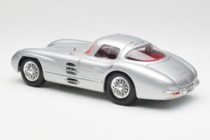 Mercedes 300 SLR Uhlenhaut Coupé Argento Maisto 1:18 536898 Pressofusione — immagine 7 di 8
