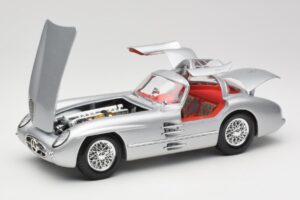 Mercedes 300 SLR Uhlenhaut Coupe Argento Maisto 1:18 36898 Pressofusione — immagine 2 di 8