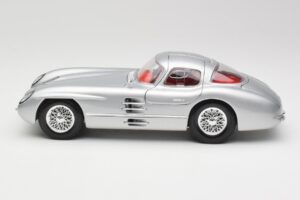 Mercedes 300 SLR Uhlenhaut Coupe Argento Maisto 1:18 36898 Pressofusione — immagine 4 di 8