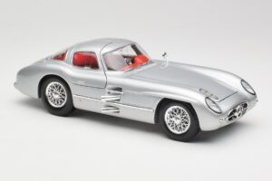 Mercedes 300 SLR Uhlenhaut Coupe Argento Maisto 1:18 36898 Pressofusione — immagine 6 di 8