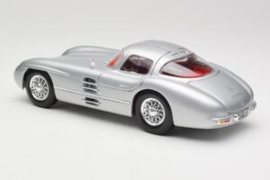 Mercedes 300 SLR Uhlenhaut Coupe Argento Maisto 1:18 36898 Pressofusione — immagine 7 di 8