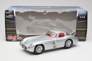 Mercedes 300 SLR Uhlenhaut Coupe Argento Maisto 1:18 36898 Pressofusione — immagine 8 di 8