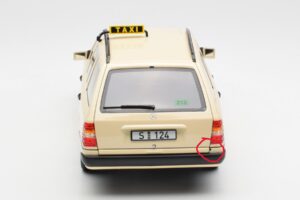 Mercedes 300D S124 T-Model Avorio Chiaro Taxi Edizione Dealer Norev 1:18 B66040702 Pressofusione — immagine 8 di 8