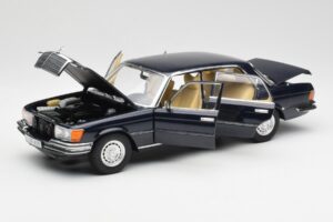 Mercedes 450 SEL 6.9 W116 Blu Scuro Revell 1:18 8956 Pressofusione — immagine 2 di 8