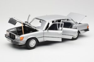 Mercedes 450 SEL 6.9 W116 Argento Revell 1:18 8955 Pressofusione — immagine 2 di 8