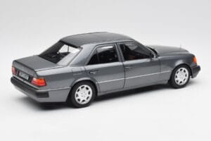 Mercedes 500 E W124 Pearl Grigio Norev 1:18 183946 Pressofusione — immagine 3 di 8