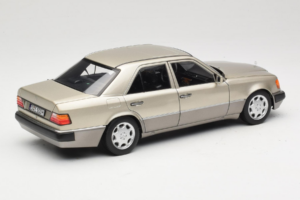 Mercedes 500E W124 Smoke Silver Edizione Concessionaria Norev 1:18 B66040724 Pressofusione — immagine 3 di 8