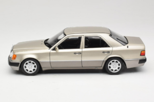 Mercedes 500E W124 Smoke Silver Edizione Concessionaria Norev 1:18 B66040724 Pressofusione — immagine 4 di 8