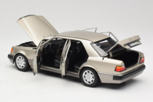 Mercedes 500E W124 Smoke Silver Edizione Concessionaria Norev 1:18 B66040724 Pressofusione — immagine 5 di 8