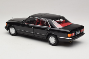 Mercedes 560 SEL W126 Nero Con Interni Rossi Norev 1:18 183788 Pressofusione — immagine 4 di 8