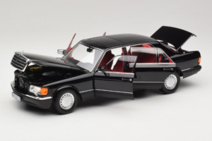 Mercedes 560 SEL W126 Nero Con Interni Rossi Norev 1:18 183788 Pressofusione — immagine 8 di 8