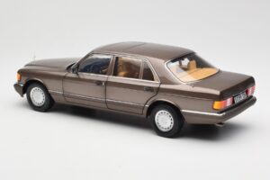 Mercedes 560 SEL W126 Impala Marrone Edizione Dealer Norev 1:18 B66040646 Pressofusione — immagine 7 di 8
