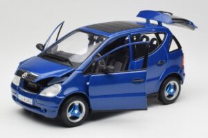 Mercedes A-Class W168 Blu Scuro Maisto 1:18 B66005219 Pressofusione — immagine 2 di 8