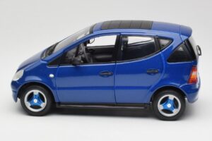 Mercedes A-Class W168 Blu Scuro Maisto 1:18 B66005219 Pressofusione — immagine 4 di 8