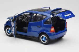 Mercedes A-Class W168 Blu Scuro Maisto 1:18 B66005219 Pressofusione — immagine 5 di 8