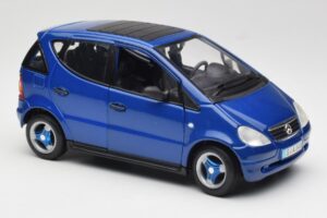 Mercedes A-Class W168 Blu Scuro Maisto 1:18 B66005219 Pressofusione — immagine 6 di 8