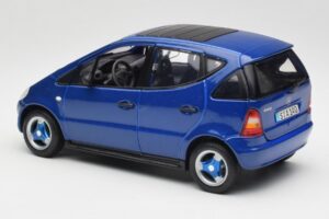 Mercedes A-Class W168 Blu Scuro Maisto 1:18 B66005219 Pressofusione — immagine 7 di 8