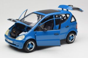 Mercedes A-Class W168 Blu Chiaro Maisto 1:18 37800-M5 Pressofusione — immagine 2 di 8