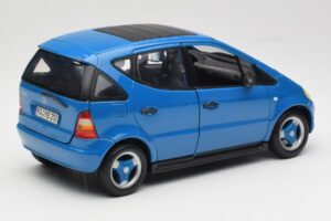Mercedes A-Class W168 Blu Chiaro Maisto 1:18 37800-M5 Pressofusione — immagine 3 di 8