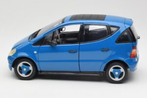 Mercedes A-Class W168 Blu Chiaro Maisto 1:18 37800-M5 Pressofusione — immagine 4 di 8